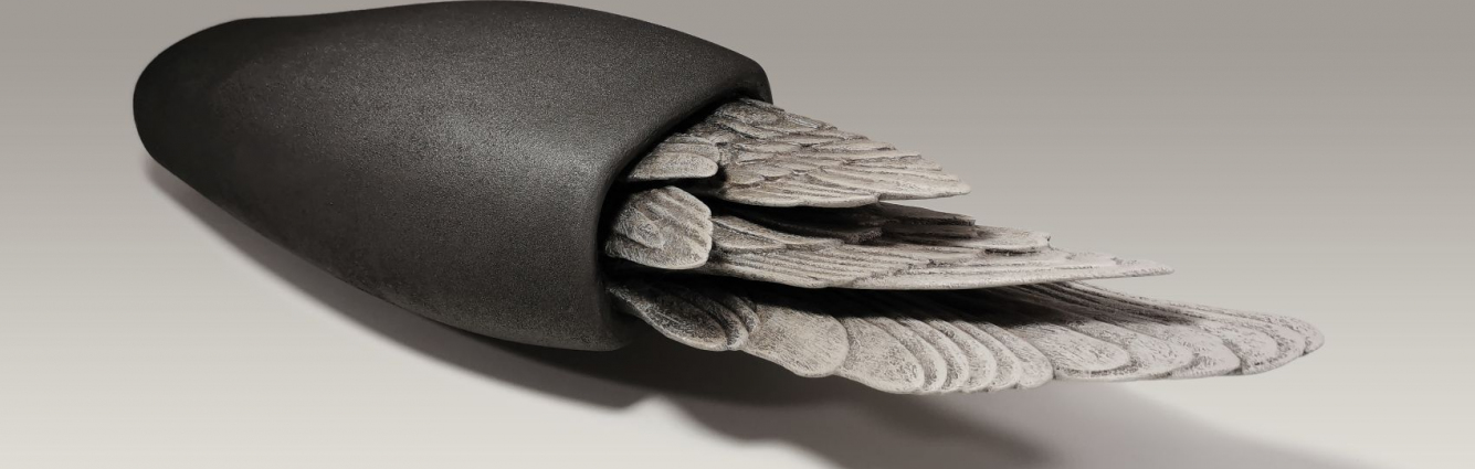 Obiekt rzeźbiarski. Długie ptasie pióra w połowie schowane do czarnej formy przypominającą torbę.