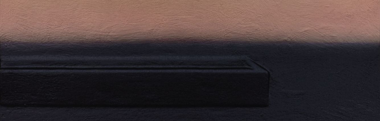 Malarski obraz. Pusty prostokątny i czarny pojemnik leżący na  czarnej powierzchni. Czarna powierzchnia sięga trzech czwartych poziomego obrazu, pozostałą część stanowi beżowo-różowe tło.