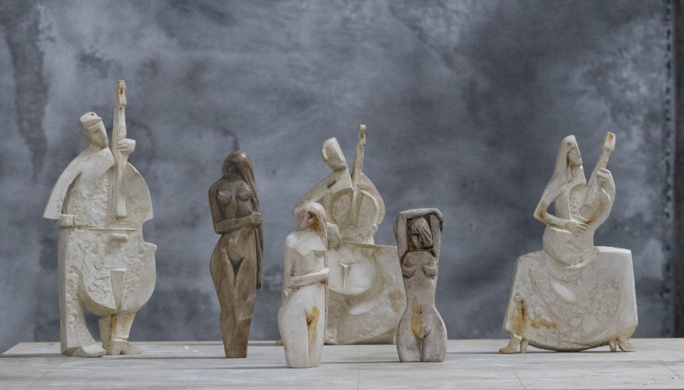 wyrzeźbione postacie wykonane z drewna i gipsu
