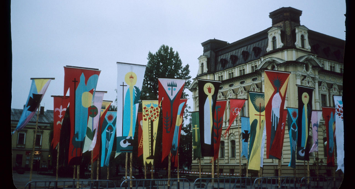 Władysław Hasior, Żarliwe sztandary przed nowosądeckim ratuszem, 1992; domena publiczna, własność Muzeum Tatrzańskiego im. Dra Tytusa Chałubińskiego