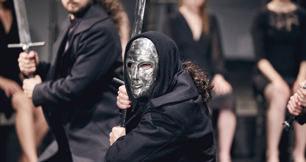 fot. Mateusz Bral | Teatr Polska, zdjęcie grupowe „Hamlet-Komentarz” Teatr Pieśni Kozła