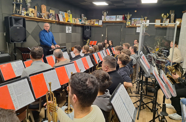 muzycy grają na instrumentach