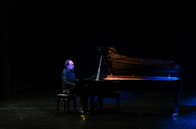 Pianista gra na fortepianie
