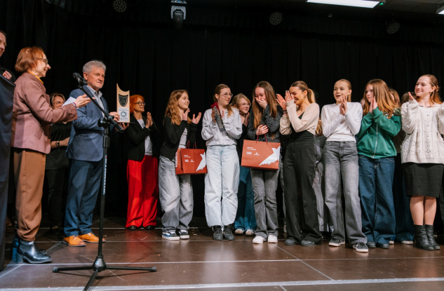 Na scenie jest wręczana statuetka dla najlepszej grupy teatralnej