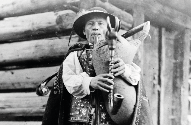 mężczyzna gra na dudach