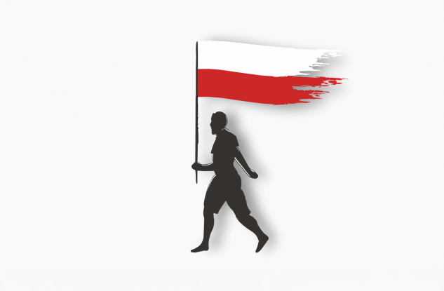 Mężczyzna idzie z flagą Polski