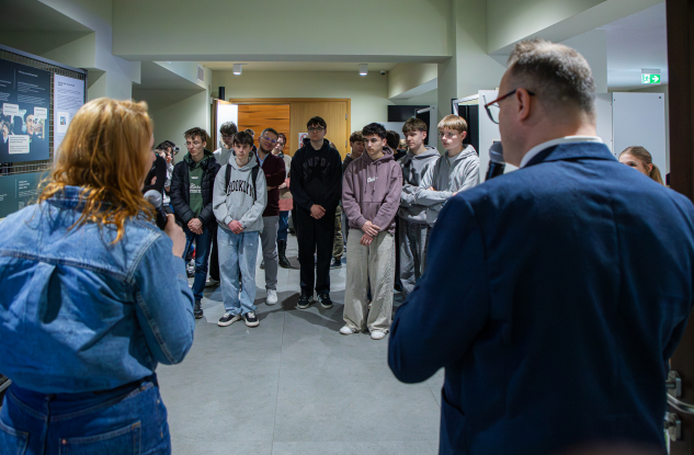 Licealna młodzież słucha wystąpień prowadzących warsztaty