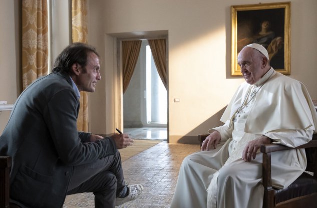 kadr z filmu „Grzechy i cnoty: Od Giotta do papieża Franciszka”, papież rozmawia z mężczyzną na przeciwko