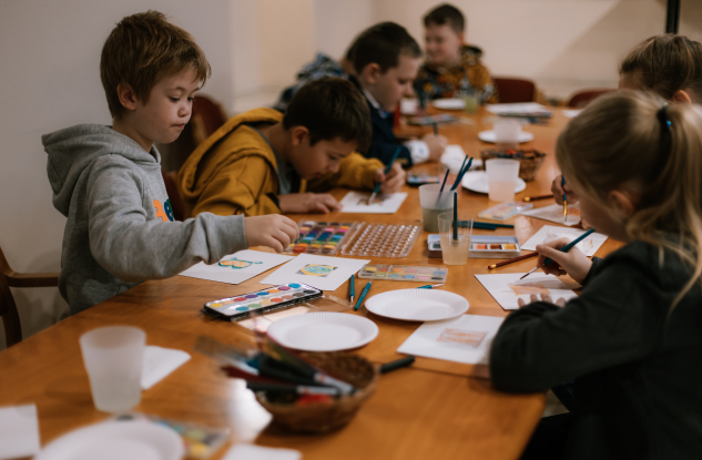 dzieci malują obrazy