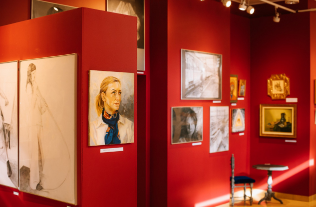 obrazy na ścianach w Galerii Sztuki SOKÓŁ FOYER