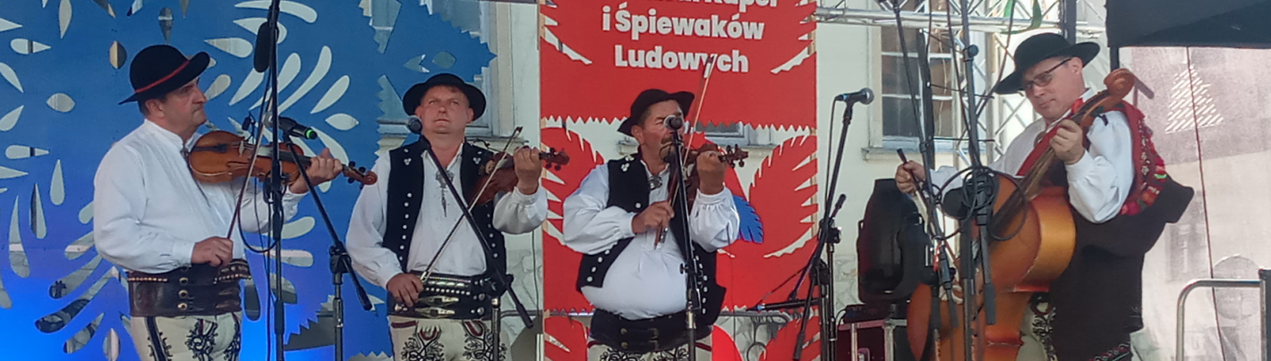 kapela ludowa na scenie