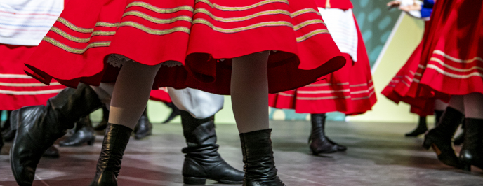 Tańczące pary w strojach regionalnych