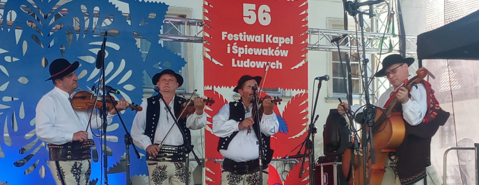 kapela ludowa na scenie