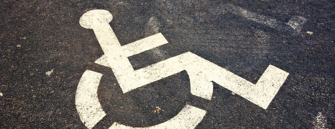 namalowany na ziemi znak miejsca parkingowego dla osób z niepełnosprawnościami
